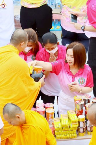 ภาพ No.242049:วันอาทิตย์ที่ 31 สิงหาคม พ.ศ. 2568 พิธีทำบุญแด่คณะสงฆ์ 122 รูป ฉลอง 121 ปี อำเภอคลองหลวง จ.ปทุมธานี เพื่อนำส่งช่วยเหลือคณะสงฆ์ 323 วัด 4 จังหวัดชายแดนภาคใต้ และช่วยเหลือประชาชนจากเหตุปะทะ แนวชายแดนไทย-กัมพูชา ณ บริเวณหน้าที่ว่าการอำเภอคลองหลวง 