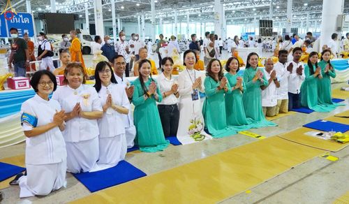 ภาพ No.85430:พิธีถวายมหาสังฆทานคณะสงฆ์ 2000 กว่าวัดทั่วประเทศปีที่ 23, พิธีถวายไทยธรรมคณะสงฆ์ 323 วัด 4 จังหวัดชายแดนภาคใต้, พิธีมอบปัจจัยช่วยเหลือครู 4 จังหวัดชายแดนภาคใต้ ณ สภาธรรมกายสากล วัดพระธรรมกาย ในวันสมาธิโลก อาทิตย์ที่ 6 สิงหาคม พ.ศ. 2566