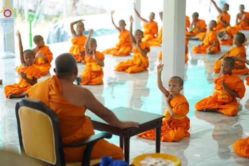 ภาพ No.61137:สามเณรออกบิณฑบาต และกิจกรรมอบรมสามเณร ในโครงการบรรพชาสามเณรฟื้นฟู พระพุทธศาสนาทั่วไทย ณ ศูนย์อบรมที่พักสงฆ์บ้านร่มเย็น จ.นราธิวาส วันที่ 2-15 เมษายน พ.ศ. 2567