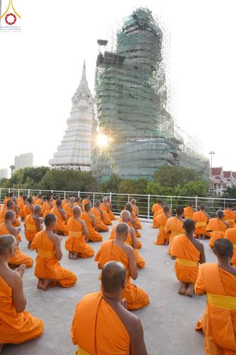 ภาพ No.201368:พระธรรมยาตราปฏิบัติธรรม และถ่ายภาพหมู่ประวัติศาสตร์ ณ อาคารธรรมยาตรา กตัญญูบูชามหาปูชนียาจารย์  ตรงข้ามวัดปากน้ำภาษีเจริญ จ.กรุงเทพมหานคร ในโครงการธรรมยาตรา กตัญญูบูชา มหาปูชนียาจารย์ พระมงคลเทพมุนี(สด จนฺทสโร) พระผู้ปราบมาร อนุสรณ์สถาน 7 แห่ง ปีที่ 13