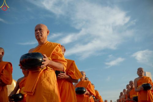 ภาพ No.187802:พิธีตักบาตรฉลองพระใหม่ ต้อนรับพุทธศักราช 2568 ณ ลานธรรมพระมหาธรรมกายเจดีย์ วัดพระธรรมกาย จ.ปทุมธานี วันที่ 1 มกราคม พ.ศ. 2568