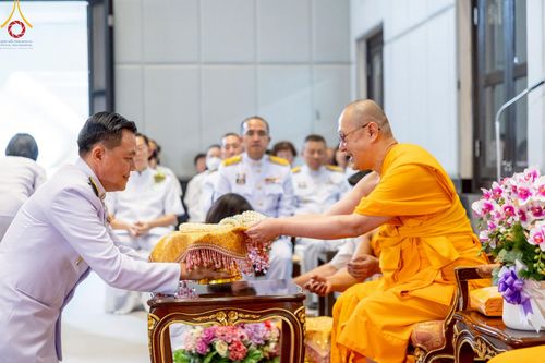 ภาพ No.214838:พิธีต้อนรับสัญญาบัตร พัดยศ พระราชวิเทศวชิรเวที (บัณฑิต วรปญฺโญ) เจ้าอาวาสวัดพระธรรมกายสกอตแลนด์ สหราชอาณาจักร ผู้ช่วยเจ้าอาวาสวัดพระธรรมกาย ณ อุโบสถพระไตรปิฏก วัดพระธรรมกาย