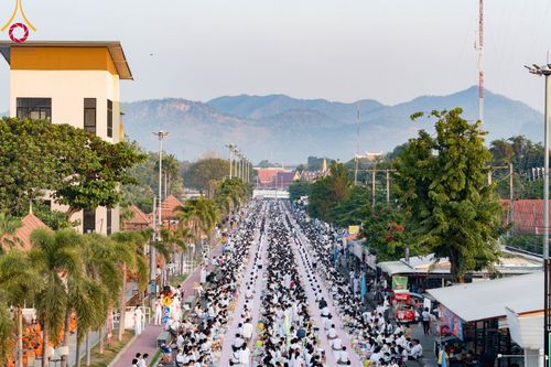 ภาพ No.101886:ตักบาตรพระ 10,000 รูป เติมบุญให้แผ่นดิน เนื่องในโอกาส 192 ปี จังหวัดกาญจนบุรี หนึ่งในโครงการตักบาตรพระ 2,000,000 รูป  77 จังหวัดทุกวัดทั่วไทย วันจันทร์ที่ 11 ธันวาคม พ.ศ. 2566 บริเวณถนนสองแคว (SKY WALK) เมืองกาญจนบุรี