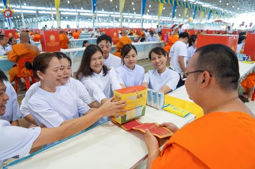 ภาพ No.147120:พิธีมุทิตาสักการะพระภิกษุ ผู้สอบได้เปรียญธรรม 9 ประโยคระดับโลกปีที่ 36, พิธีมอบโล่เกียรติยศและทุนการศึกษา สำนักเรียนบาลีดีเด่นทั่วประเทศ, พิธีถวายมหาสังฆทานคณะสงฆ์ 2,000 กว่าวัด ทั่วประเทศ ปีที่ 24, พิธีถวายไทยธรรมคณะสงฆ์ 323 วัด 4 จังหวัดชายแดนภาคใต้