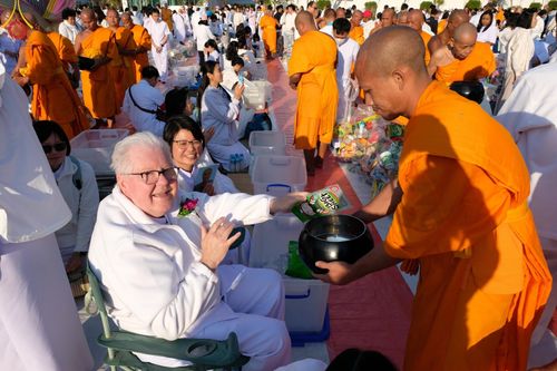 ภาพ No.195407:พิธีตักบาตรพระธรรมยาตรา ณ อนุสรณ์สถานลำดับที่ 3 สถานที่เกิดใหม่ในเพศสมณะ วัดสองพี่น้อง ต.ต้นตาล อ.สองพี่น้อง จ.สุพรรณบุรี ในโครงการธรรมยาตรา กตัญญูบูชา มหาปูชนียาจารย์ พระมงคลเทพมุนี(สด จนฺทสโร) พระผู้ปราบมาร ปีที่ 13 วันที่ 15 มกราคม พ.ศ.2568