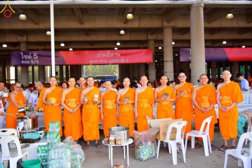 ภาพ No.219342:บรรยากาศการเดินทางเข้าวัดพระธรรมกาย , การต้อนรับปฏิสันถาร , การฉันภัตตาหารเช้า , การลงทะเบียนพระสังฆาธิการ  เนื่องในวันคุ้มครองโลก พิธีถวายมหาสังฆทานคณะสงฆ์ 40,000 กว่าวัดทั่วประเทศ ณ วัดพระธรรมกาย