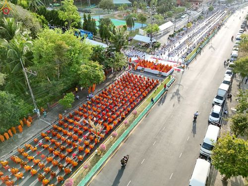 ภาพ No.235219:วันอาทิตย์ที่ 27 กรกฎาคม พ.ศ. 2568 พิธีตักบาตรพระ1,000 รูป ทำบุญเมืองพัทลุง ประธานสงฆ์ พระปริยัติวชิโรดม  เจ้าคณะจังหวัดพัทลุง ประธานฆราวาส นายรัฐศาสตร์ ชิดชู  ผู้ว่าราชการจังหวัดพัทลุง