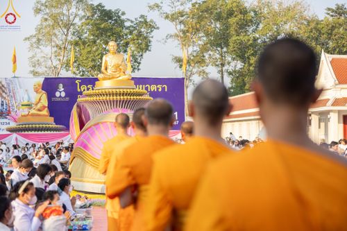 ภาพ No.116107:พิธีตักบาตรพระธรรมยาตรา ณ อนุสรณ์สถานลำดับที่ 4 สถานที่เกิดด้วยกายธรรม วัดโบสถ์(บน) จ.นนทบุรี วันที่ 21 มกราคม พ.ศ. 2567