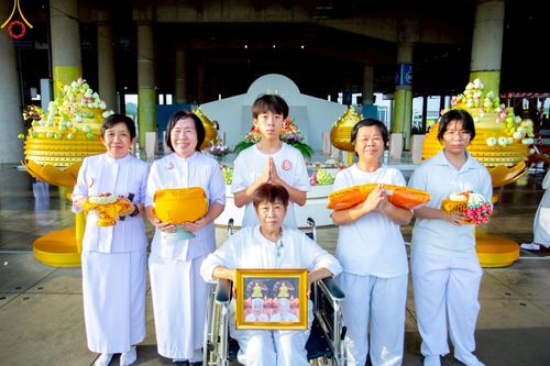 ภาพ No.217018:วันเสาร์ที่ 12 เมษายน พ.ศ. 2568 พิธีเวียนประทักษิณรอบพระมหาธรรมกายเจดีย์  พิธีวันทาเจดีย์ พิธีขอขมาและมอบผ้าไตร ในโครงการอุปสมบทหมู่ บูชาธรรมหลวงพ่อธัมมชโย, โครงการธรรมทายาท ระดับอุดมศึกษา รุ่นที่ 52 ,  โครงการบวชพระนานาชาติ AEC & WAB CEO รุ่นที่ 4 , ณ ว