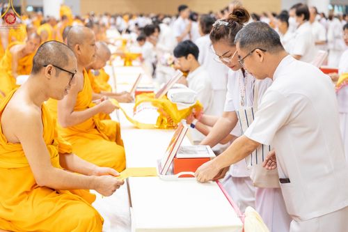 ภาพ No.138868:พิธีถวายกองทุนสนับสนุน การสร้างพระไตรปิฎกฉบับธรรมชัย และอนุรักษ์คัมภีร์ใบลาน น้อมบูชาธรรมหลวงพ่อธัมมชโย 80 ปี ณ ห้องแก้วสารพัดนึก 2 วัดพระธรรมกาย วันเสาร์ที่ 1 มิถุนายน พศ. 2567