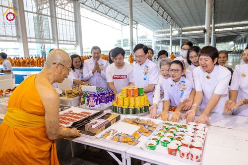 ภาพ No.202751:พิธีถวายภัตตาหารเป็นสังฆทาน แด่พระธรรมยาตรา ณ วัดพระธรรมกาย ตำบลคลองสาม อำเภอคลองหลวง จังหวัดปทุมธานี ในโครงการธรรมยาตรา กตัญญูบูชา มหาปูชนียาจารย์ พระมงคลเทพมุนี(สด จนฺทสโร) พระผู้ปราบมาร อนุสรณ์สถาน 7 แห่ง ปีที่ 13 วันที่ 28 มกราคม พ.ศ. 2568
