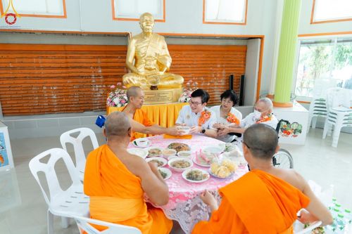 ภาพ No.146629:พิธีทอดผ้าป่าสร้างหลังคาอาคาร 80 ปี หลวงพ่อธัมมชโย ณ ศูนย์ปฎิบัติธรรมวิหารแดง จังหวัดสระบุรี วันอาทิตย์ที่ 28 กรกฎาคม พ.ศ. 2567