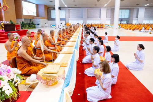 ภาพ No.146157:วันมหารำลึก ครั้งที่ 34 พิธีร่วมรำลึกถึงนักสร้างบารมีที่ล่วงลับไปแล้ว , พิธีสวดพระพุทธมนต์ ณ ห้องแก้วสารพัดนึก 1 วัดพระธรรมกาย วันเสาร์ที่ 27 กรกฎาคม พ.ศ. 2567