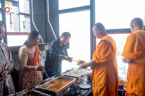 ภาพ No.213176:วันที่ 17 - 18 มีนาคม พ.ศ. 2568 คณะสงฆ์และสามเณรเดินบิณฑบาต รอบเมืองในพื้นที่ วัดสยมภูวนาถและราชวังปาตัน ณ เมืองกาฐมาณฑุ ประเทศเนปาล