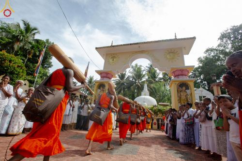 ภาพ No.140751:PhotoStory มหาศรัทธา ธรรมยาตราศรีลังกา EP.4 โครงการสยาม-ลังกา ธรรมยาตรา ฉลองเทศกาลวิสาขบูชาแห่งชาติ ศรีลังกา  บูชาธรรม 80 ปีหลวงพ่อธัมมชโย เส้นทางจาก เมืองดัมบูลลา ไปยัง เมืองมาตะเล  ตั้งแต่วันที่ 17-20 พฤษภาคม พ.ศ. 2567