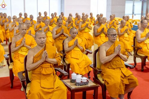 ภาพ No.233835:วันเสาร์ที่ 19 กรกฎาคม พ.ศ.2568 วันมหารำลึก ครั้งที่ 35 พิธีรำลึกถึงนักสร้างบารมี , พิธีสวดพระพุทธมนต์ , พิธีทอดผ้าบังสกุลและถวายไทยธรรม วัดพระธรรมกาย