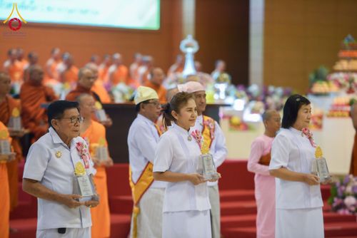 ภาพ No.232219:วันอาทิตย์ที่ 6 กรกฏาคม พ.ศ. 2568 พิธีมอบโล่เกียรติคุณ สวดธัมมจักกัปปวัตตนสูตร และรางวัลโครงการผู้นำแสงสว่างออนไลน์ ณ ห้องแก้วสารพัดนึก1 สภาธรรมกายสากล วัดพระธรรมกาย