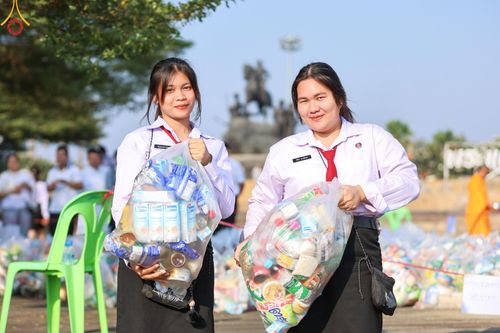 ภาพ No.180486:พิธีตักบาตรพระ ๑,๐๐๐ รูป ฉลองเมืองลำปาง ๑,๓๔๔ ปี วันเสาร์ที่ ๗ ธันวาคม พ.ศ. ๒๕๖๗ ณ ลานพระบรมราชานุสาวรีย์ พระนเรศวรมหาราช อ.เกาะคา จ.ลำปาง