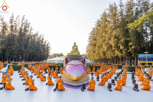 ภาพ No.104459:พระธรรมยาตราร่วมปฏิบัติธรรม และถ่ายภาพหมู่ประวัติศาสตร์ หน้ามหาวิหารพระมงคลเทพมุนี วันที่ 27 ธันวาคม พ.ศ. 2566