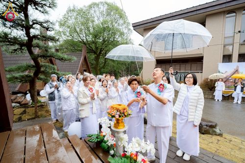 ภาพ No.221033:วันที่ 13 เมษายน พ.ศ. 2568 พิธีโปรยรัตนชาติปฐมเริ่มสถาปนาเจดีย์ และ พิธีเปิดหมู่บ้านปฏิบัติธรรม เพื่อการบรรลุธรรม ณ วัดป่าธรรมกายนานาชาติโทชิหงิ  ประเทศญี่ปุ่น