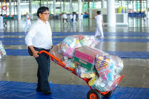 ภาพ No.138095:V.42 ก่อน กลาง เก็บ บุญวันวิสาขบูชา การเตรียมงาน การปฏิบัติงาน และการเก็บงาน ของเจ้าหน้าที่หน่วยงานต่างๆ วันวิสาขบูชา พุธที่ 22 พฤษภาคม พ.ศ. 2567