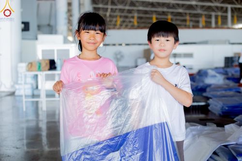 ภาพ No.218523:วันที่ 15 - 18 เมษายน พ.ศ. 2568 การเตรียมภาชนะสำหรับถวายภัตตาหาร , การจัดโต๊ะเก้าอี้ในลานธรรม , การแพ็คพัสดุงานต้อนรับ เพื่องานวันคุ้มครองโลก 22 เมษายน พ.ศ.2568 วัดพระธรรมกาย