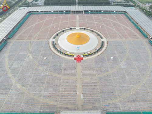 ภาพ No.221627:วันอังคารที่ 22 เมษายน พ.ศ. 2568 ภาพพิธีถวายมหาสังฆทานคณะสงฆ์ 40,000 กว่าวัดทั่วประเทศ เนื่องในวันคุ้มครองโลก ชุดที่ 2 (ปลื้มให้สมการรอคอย) ณ ลานธรรมพระมหาธรรมกายเจดีย์ วัดพระธรรมกาย