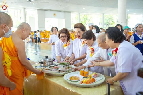 ภาพ No.205749:พิธีสวดพระพุทธมนต์ และถวายภัตตาหารเมนูสวรรค์แด่พระภิกษุ สามเณร วันจันทร์ที่ 3 กุมภาพันธ์ พ.ศ. 2568 ณ หอฉันคุณยายอาจารย์ฯ วัดพระธรรมกาย