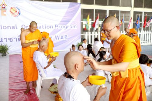 ภาพ No.230845:วันที่ 28 มิถุนายน พ.ศ. 2568 พิธีตัดปอยผมและปลงผม โครงการบวชพระนานาชาติ AEC & WAB รุ่นที่ 9 ณ วิหารคด 2 วัดพระธรรมกาย