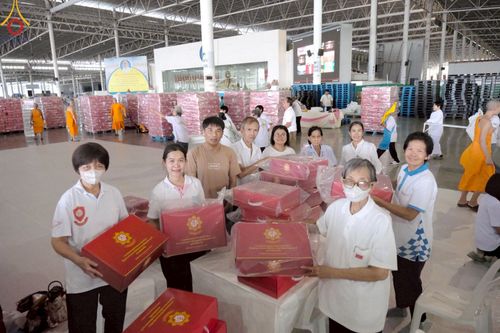 ภาพ No.214400:วันที่ 29 มีนาคม พ.ศ.2568 กิจกรรมใส่ถุงซิปกล่องไทยธรรม เพื่อรักษาความประณีตของกล่องไทยธรรม ในทุกสภาพอากาศ ณ บ้านแก้วเรือนทองคุณยาย วัดพระธรรมกาย