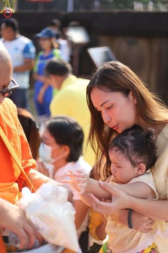 ภาพ No.58759:พิธีตักบาตรพระ ๑,๐๐๐ รูป สมโภชครบรอบ ๘๐๐ ปี พระบรมธาตุเมืองเชลียง ณ วัดพระศรีรัตนมหาธาตุ ราชวรวิหาร  (วัดพระปรางค์) ต.ศรีสัชนาลัย  อ.ศรีสัชนาลัย จ.สุโขทัย วันพฤหัสบดีที่ ๒๕ เมษายน พ.ศ. ๒๕๖๗