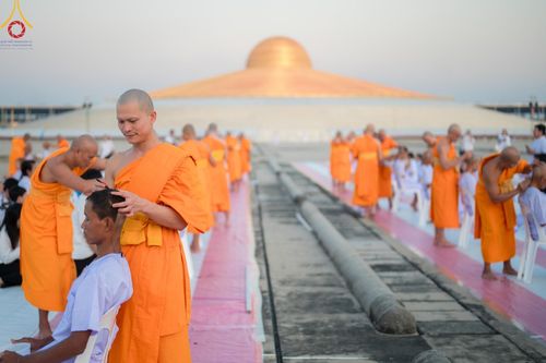 ภาพ No.180063:พิธีปลงผมนาคธรรมทายาท ในโครงการอุปสมบทหมู่ บูชาธรรมมหาปูชนียาจารย์ (ศูนย์อบรมวัดพระธรรมกาย) วันที่ 1 ธันวาคม พ.ศ. 2567 ณ ลานธรรมหารัตนวิหารคด วัดพระธรรมกาย จ.ปทุมธานี
