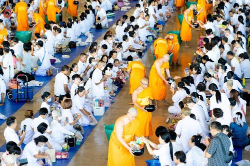 ภาพ No.151066:พิธีตักบาตร ในวันอาทิตย์ต้นเดือน วันที่ 1 กันยายน พ.ศ. 2567 ณ สภาธรรมกายสากล วัดพระธรรมกาย