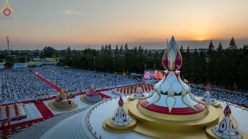 ภาพ No.192711:พิธีจุดประทีปถวายเป็นพุทธบูชา และบูชาธรรมมหาปูชนียาจารย์ ณ อนุสรณ์สถานคลองบางนางแท่น อ.สามพราน จ.นครปฐม ในโครงการธรรมยาตรา กตัญญูบูชา มหาปูชนียาจารย์ พระมงคลเทพมุนี(สด จนฺทสโร) พระผู้ปราบมาร อนุสรณ์สถาน 7 แห่ง ปีที่ 13 วันที่ 10 มกราคม พ.ศ. 2568