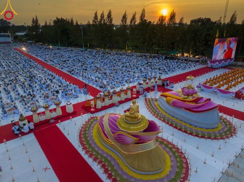 ภาพ No.109641:พิธีจุดประทีปถวายเป็นพุทธบูชา และบูชาธรรมมหาปูชนียาจารย์ วันที่ 10 มกราคม พ.ศ. 2567 ณ อนุสรณ์สถานคลองบางนางแท่น อ.สามพราน จ.นครปฐม