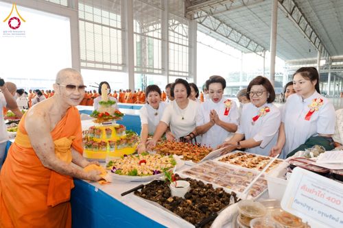 ภาพ No.203740:พิธีถวายภัตตาหารเป็นสังฆทาน แด่พระธรรมยาตรา ณ วัดพระธรรมกาย ตำบลคลองสาม อำเภอคลองหลวง จังหวัดปทุมธานี ในโครงการธรรมยาตรา กตัญญูบูชา มหาปูชนียาจารย์ พระมงคลเทพมุนี(สด จนฺทสโร) พระผู้ปราบมาร อนุสรณ์สถาน 7 แห่ง ปีที่ 13 วันที่ 30 มกราคม พ.ศ. 2568