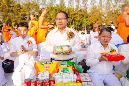 ภาพ No.193024:พิธีตักบาตรพระธรรมยาตรา ณ อนุสรณ์สถานคลองบางนางแท่น อ.สามพราน จ.นครปฐม ในโครงการธรรมยาตรา กตัญญูบูชา มหาปูชนียาจารย์ พระมงคลเทพมุนี(สด จนฺทสโร) พระผู้ปราบมาร อนุสรณ์สถาน 7 แห่ง ปีที่ 13 วันที่ 11 มกราคม พ.ศ.2568