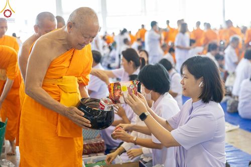 ภาพ No.149971:พิธีตักบาตร , พิธีปฎิบัติธรรม , พิธีถวายภัตตาหารเมนูสวรรค์ ในพรรษาแห่งการเข้าถึงธรรม วันธรรมชัย วันอังคารที่ 27 สิงหาคม พ.ศ.2567 ณ สภาธรรมกายสากล วัดพระธรรมกาย