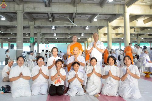 ภาพ No.248667:วันที่ 28 กันยายน พ.ศ. 2568 พิธีตัดปอยผม และปลงผม โครงการอุปสมบทบูชาธรรม 141 ปี พระมงคลเทพมุนี ณ วิหารคด วัดพระธรรมกาย