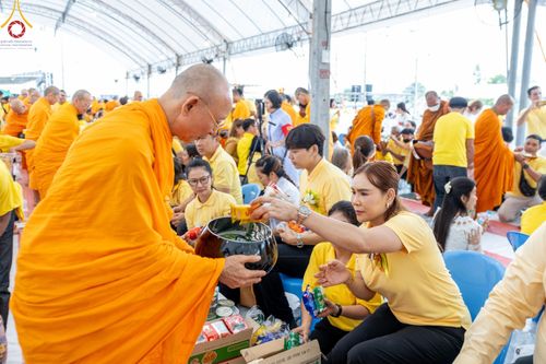 ภาพ No.146510:มหาสังฆทานถวายเป็นพุทธบูชาครั้งยิ่งใหญ่ โครงการทำบุญตักบาตร เพื่อถวายเป็นพระราชกุศล เนื่องในโอกาสมหามงคลเฉลิมพระชนมพรรษา พระบาทสมเด็จพระเจ้าอยู่ห้วฯ ทรงเจริญพระชนมพรรษา 6 รอบ 72 พรรษา