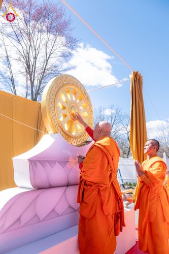ภาพ No.62445:คณะศิษยานุศิษย์รวมใจสถาปนาและสมโภช ธรรมจักร เพื่ออัญเชิญประดิษฐาน ณ ยอดอุโบสถ 80 ปี หลวงพ่อธัมมชโย วัดพระธรรมกายนิวเจอร์ซี ประเทศสหรัฐอเมริกา  วันอาทิตย์ที่ 7 เมษายน พ.ศ. 2567