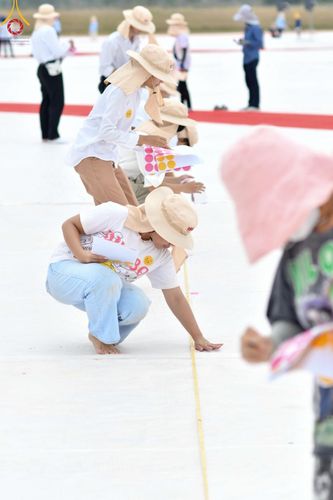 ภาพ No.128704:V.33 รวมพลังเพื่อบางกล่ำ การเตรียมงานของเจ้าหน้าที่หน่วยงานต่างๆ เพื่องานธรรมยาตราอัญเชิญพระบรมสารีริกธาตุ ประดิษฐาน ณ มหารัตนเจดีย์สิริปทุมสวรรค์ (เจดีย์อริยพุทธะ 5 พระองค์) ศูนย์ปฏิบัติธรรมภาคใต้ อ.บางกล่ำ จ.สงขลา ระหว่างวันที่ 9-10 มีนาคม พ.ศ. 2567