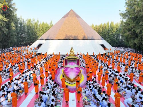 ภาพ No.107443:พิธีตักบาตรพระธรรมยาตราฯ ในโครงการธรรมยาตรากตัญญูบูชา มหาปูชนียาจารย์ พระมงคลเทพมุนี(สด จนฺทสโร) พระผู้ปราบมาร ปีที่ 12 ณ อนุสรณ์สถานมหาวิหารพระมงคลเทพมุนี อ.สองพี่น้อง จ.สุพรรณบุรี วันที่ 7 มกราคม พ.ศ. 2567