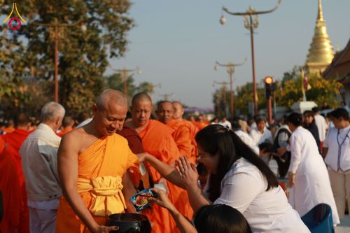 ภาพ No.208720:ตักบาตรพระ 1,743 รูป ครบรอบ 743 ปี นครน่าน ถวายเป็นพุทธบูชา น้อมบุญกุศลอุทิศให้บรรพบุรุษ วันอาทิตย์ ที่ 16 กุมภาพันธ์ พ.ศ. 2568 ณ ถนนคนเดินข่วงเมืองน่าน ต.ในเวียง อ.เมือง จ.น่าน