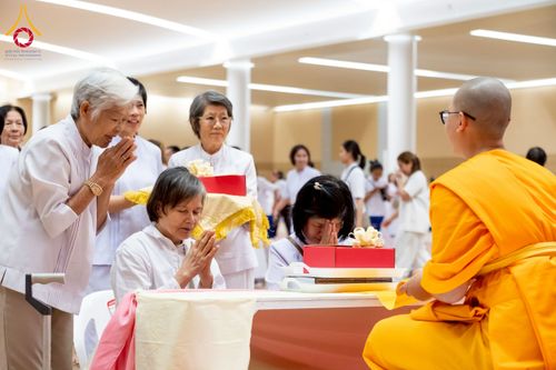 ภาพ No.237900:วันอาทิตย์ที่ 10 สิงหาคม พ.ศ. 2568 พิธีถวายไทยธรรมมุทิตาเปรียญธรรมและบาลีศึกษา ณ ห้องแก้วสารพัดนึก2 วัดพระธรรมกาย ปทุมธานี