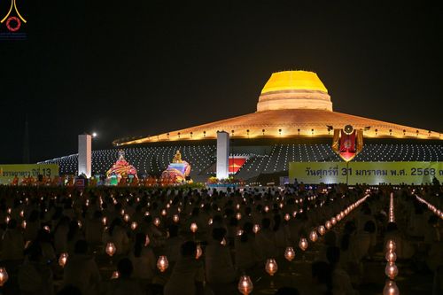 ภาพ No.204573:พิธีจุดประทีปถวายเป็นพุทธบูชา และบูชาธรรมมหาปูชนียาจารย์ ณ วัดพระธรรมกาย ตำบลคลองสาม อำเภอคลองหลวง จังหวัดปทุมธานี ในโครงการธรรมยาตรา กตัญญูบูชา มหาปูชนียาจารย์ พระมงคลเทพมุนี(สด จนฺทสโร) พระผู้ปราบมาร ปีที่ 13 วันที่ 31 มกราคม พ.ศ. 2568