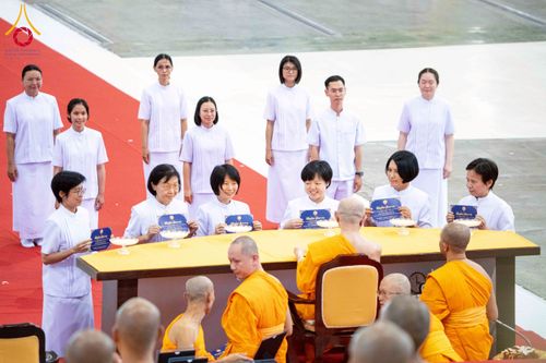 ภาพ No.237507:วันอาทิตย์ที่ 10 สิงหาคม พ.ศ.2568 พิธีมอบใบประกาศเกียรติคุณ โครงการสอบบาลี "ฉลองแชมป์" บูชาธรรม 80 ปี หลวงพ่อธัมมชโย ประจำปี 2568 และ พิธีมอบดวงแก้วสามเณรทรงบาลีไวยากรณ์ ณ สภาธรรมกายสากล วัดพระธรรมกาย ปทุมธานี