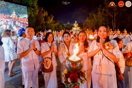 ภาพ No.224545:วันจันทร์ที่ 12 พฤษภาคม พ.ศ. 2568  ชาวพุทธในอินโดนีเซีย ร่วมฉลองวิสาขบูชาจุดประทีปกว่า 200,000 ดวง ณ พระมหาเจดีย์บรมพุทโธ  เจริญพุทธมนต์ถวาย “พระวชิรเกล้าเจ้าอยู่หัว”
