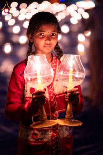 ภาพ No.132410:พิธีจุดโคมประทีปถวายเป็นพุทธบูชา ในโครงการบรรพชา 1,250 รูป ณ แดนประสูติ สวนลุมพินี ประเทศเนปาล วันที่ 17 มีนาคม พ.ศ. 2567