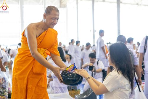 ภาพ No.139132:พิธีตักบาตร , พิธีบูชาข้าวพระ ณ ห้องแก้วสารพัด 1 สภาธรรมกายสากล วัดพระธรรมกาย วันอาทิตย์ต้นเดือนที่ 2 มิถุนายน พ.ศ. 2567
